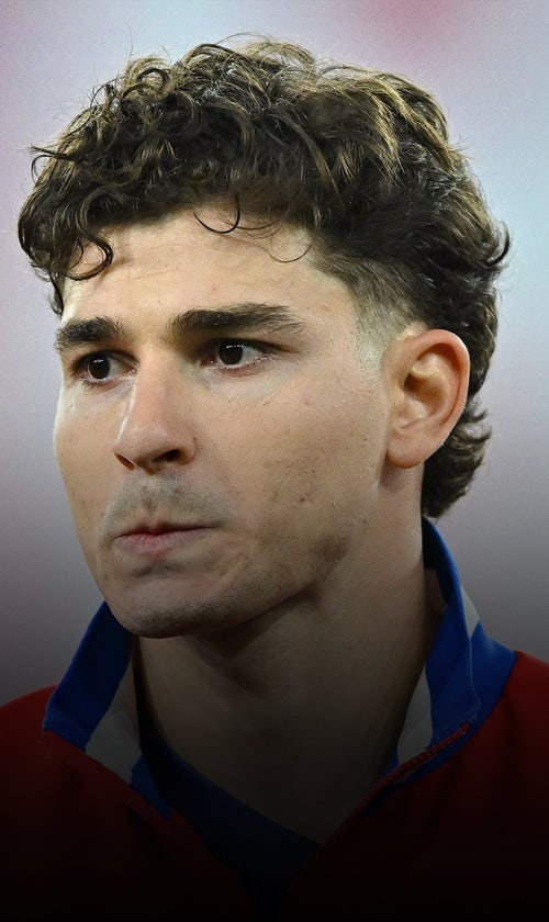 Julián Álvarez Stone-Faced In Atlético Madrid Squad Picture After Blocked Barcelona Move