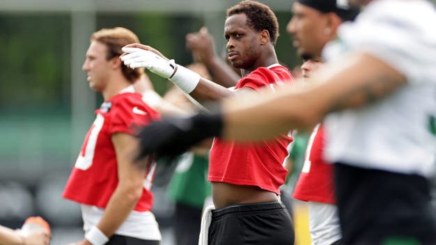 Jets QB Geno Smith Tries Out Red Glare-Reducing Contacts At Training Camp