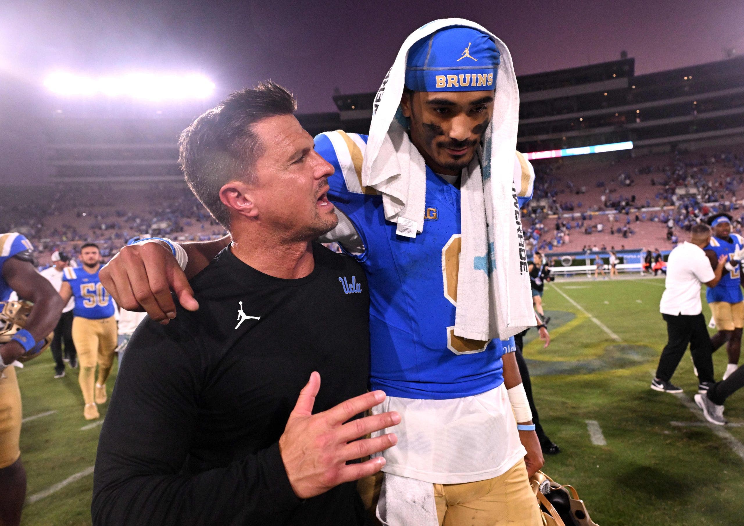 Bob Chesney ha llevado a los « UCLA » a un inicio de temporada con un balance de 2-0 en su debut como entrenador jefe. (Foto de Keith Birmingham/MediaNews Group/Pasadena Star-News vía Getty Images)