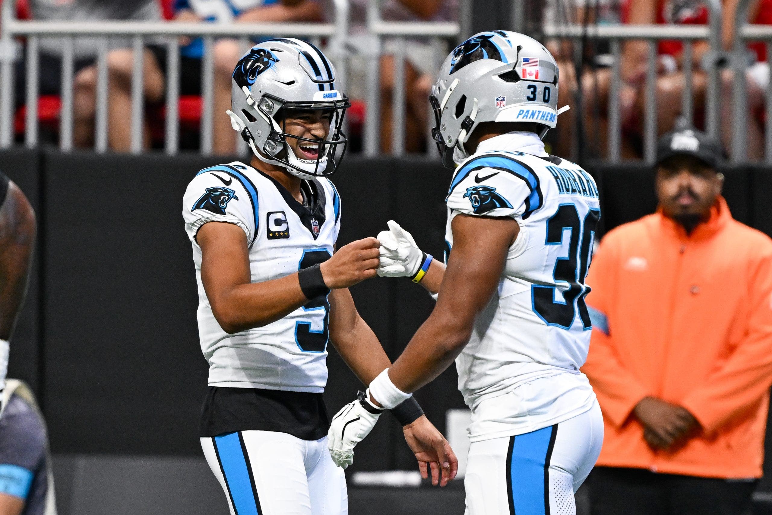 Bryce Young lanzó uno de sus tres pases de touchdown a Chuba Hubbard y no cometió ninguna pérdida de balón contra los Falcons en la segunda jornada. (Foto de Rich von Biberstein/Icon Sportswire vía Getty Images)