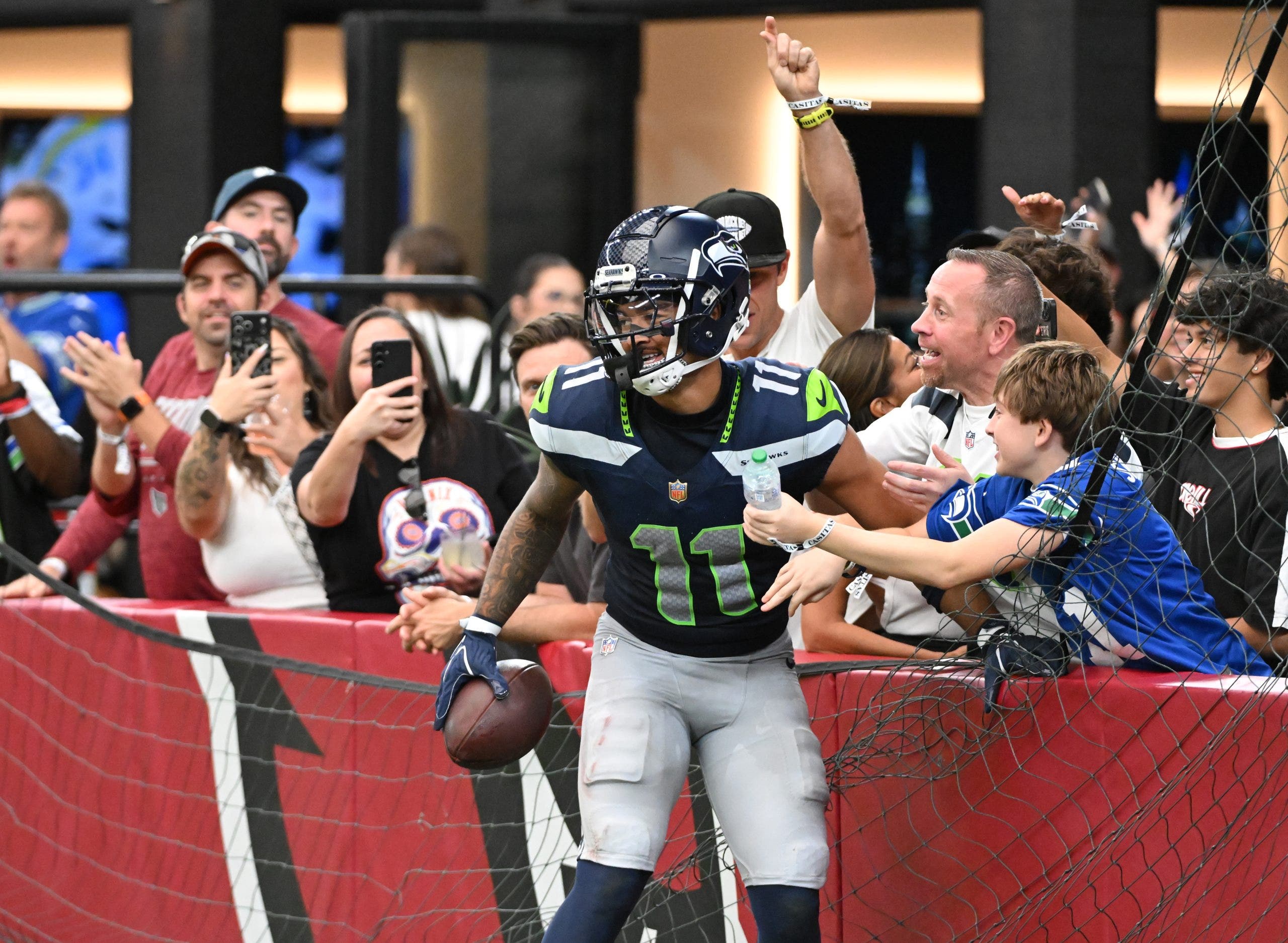 Jaxon Smith-Njigba atrapó nueve pases para 155 yardas y anotó tres touchdowns, su mejor marca personal, en la victoria por 31-7 sobre los Arizona Cardinals. (Foto de Norm Hall/Getty Images)