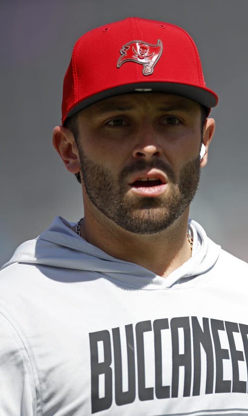 Baker Mayfield Exits vs. Vikings With Dislocated Thumb, Expected To Miss 3 Weeks