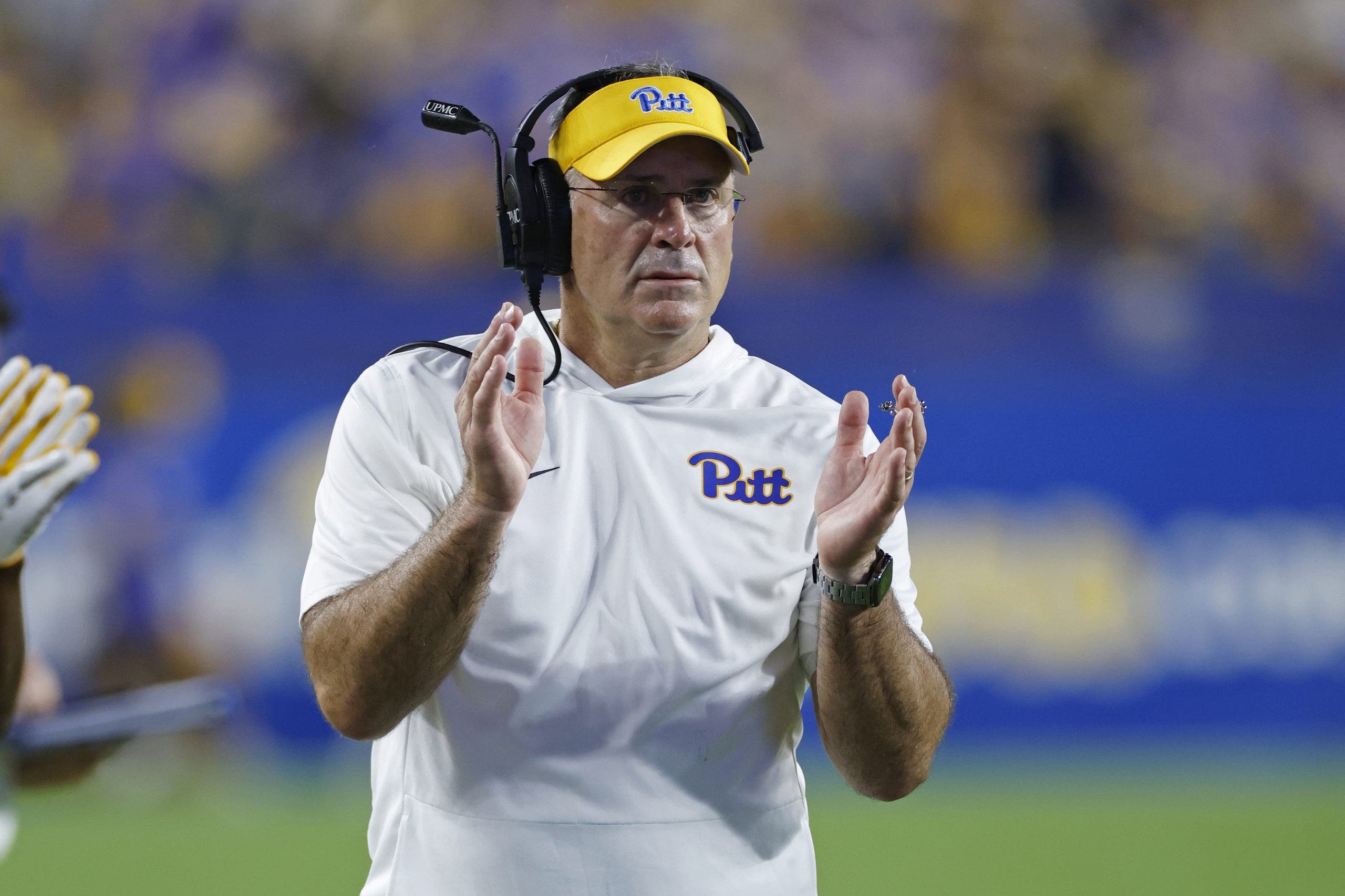 Point Arow Left AP Top 25: Missouri Jumps 11 Spots After Top-10 Upset; Florida Falls ...