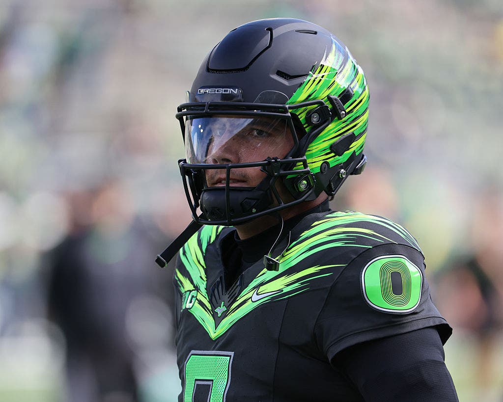 Oregon quarterback Dylan Raiola struggled against UCLA, completing six of his 19 passing attempts for 43 yards, while committing three turnovers. (Photo by Al Sermeno/ISI Photos/ISI Photos via Getty Images)