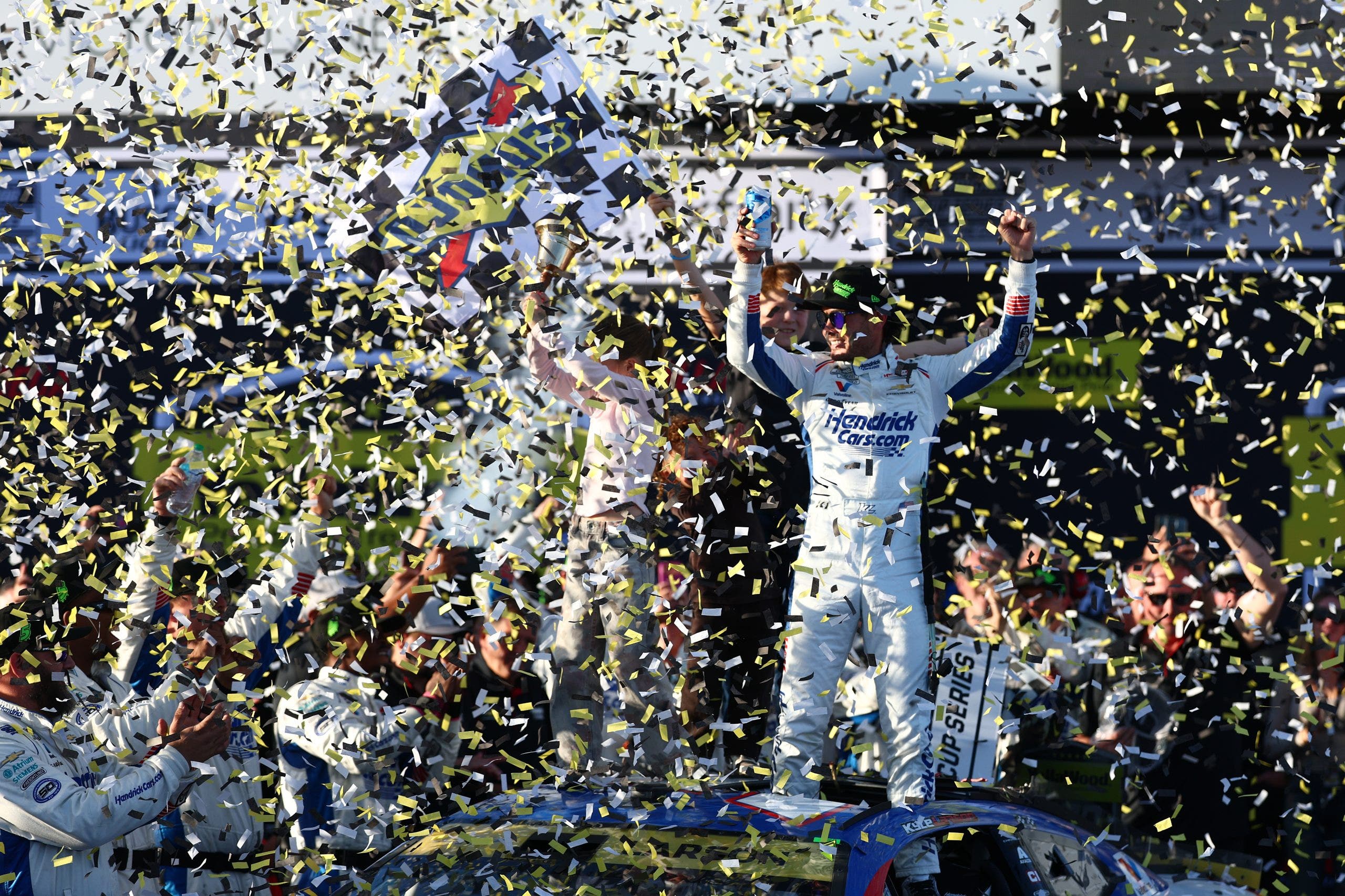 Point Arow Left Inside The Garage: How Will Kyle Larson Handle Points Lead With 2 Races ...