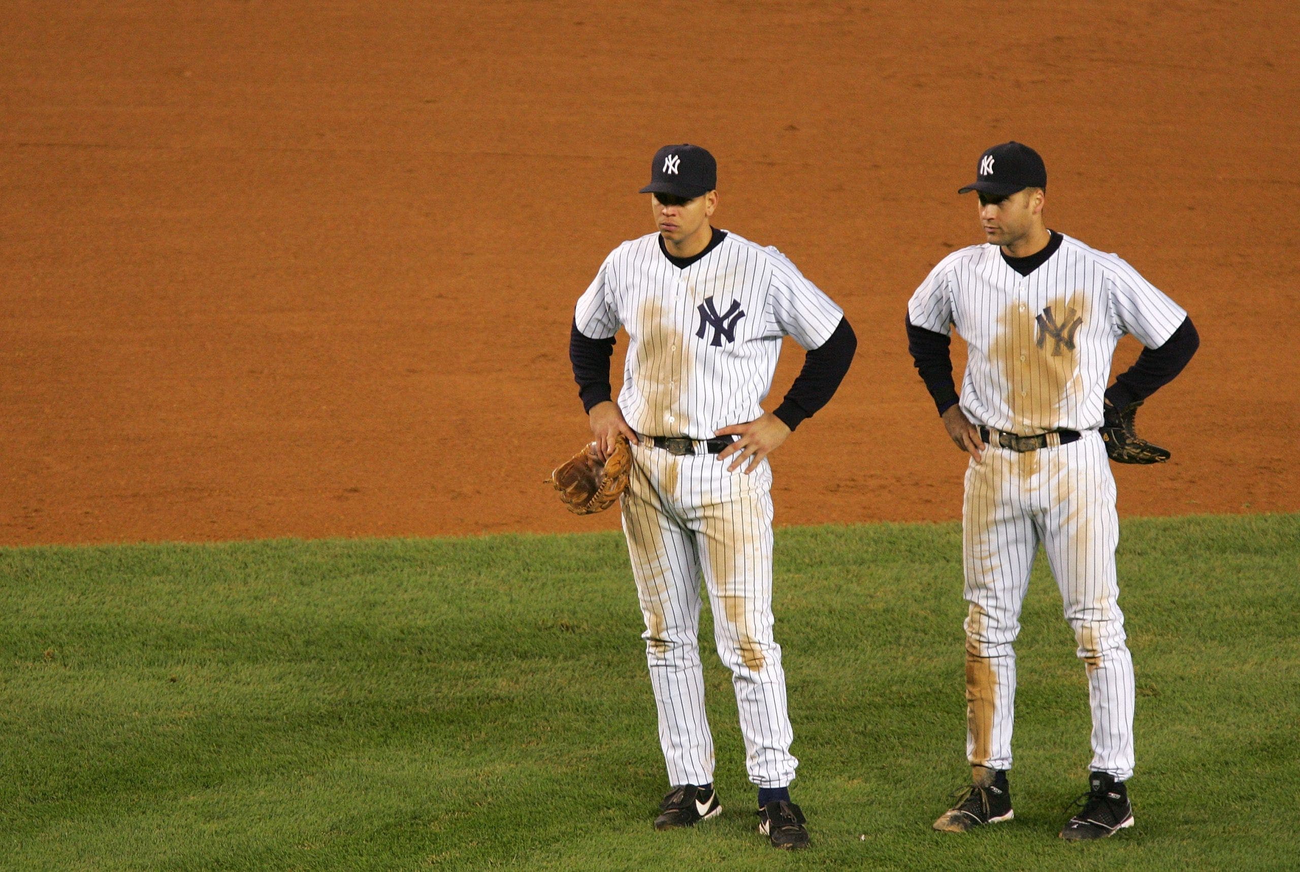 Alex Rodríguez y Derek Jeter tras perder el séptimo partido de la ALCS de 2004. (Foto de Ezra Shaw/Getty Images)