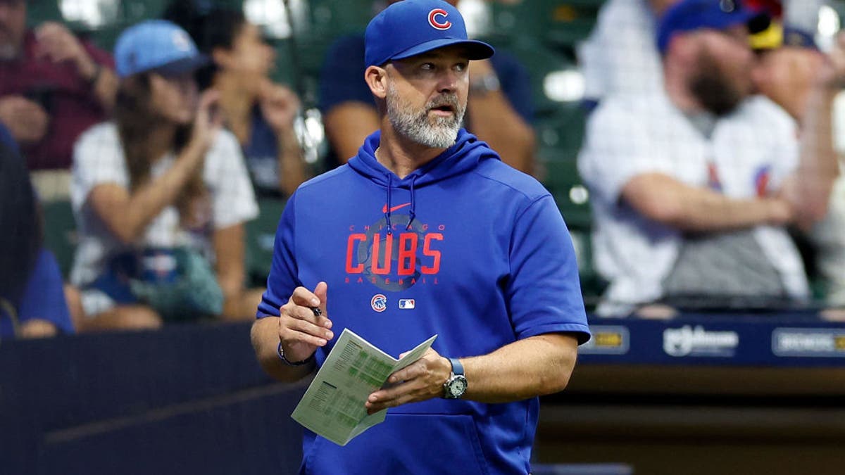 MILWAUKEE, WISCONSIN - 30 DE SEPTIEMBRE: El entrenador David Ross, número 3 de los Cubs de Chicago , se dirige al home plate para hacer un cambio durante el partido contra los Brewers de Milwaukee en el American Family Field el 30 de septiembre de 2023 en Milwaukee, Wisconsin. (Foto de John Fisher/Getty Images)