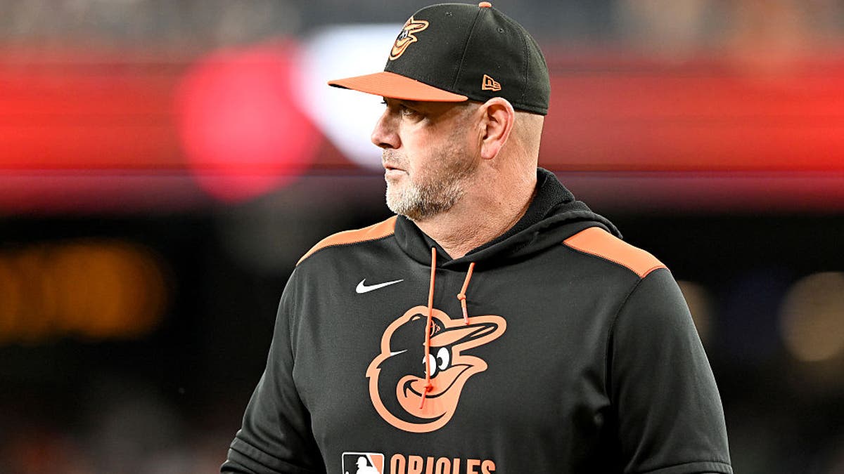 WASHINGTON, DC - 22 DE ABRIL: Brandon Hyde, con el número 18 de los Baltimore Orioles, se dirige al banquillo tras un cambio de lanzador en la sexta entrada del partido contra los Washington Nationals en el Nationals Park, el 22 de abril de 2025 en Washington, DC. (Foto de Greg Fiume/Getty Images)