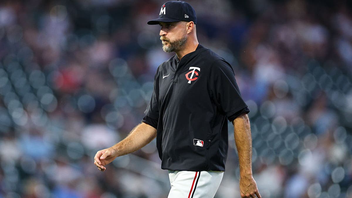 MINNEAPOLIS, MINNESOTA - 20 DE AGOSTO: El entrenador Rocco Baldelli, n.º 5 de los Twins de Minnesota , observa tras realizar un cambio de lanzador contra los Athletics en la sexta entrada en el Target Field el 20 de agosto de 2025 en Minneapolis, Minnesota. Los Athletics vencieron a los Twins por 4-2 en diez entradas. (Foto de David Berding/Getty Images)