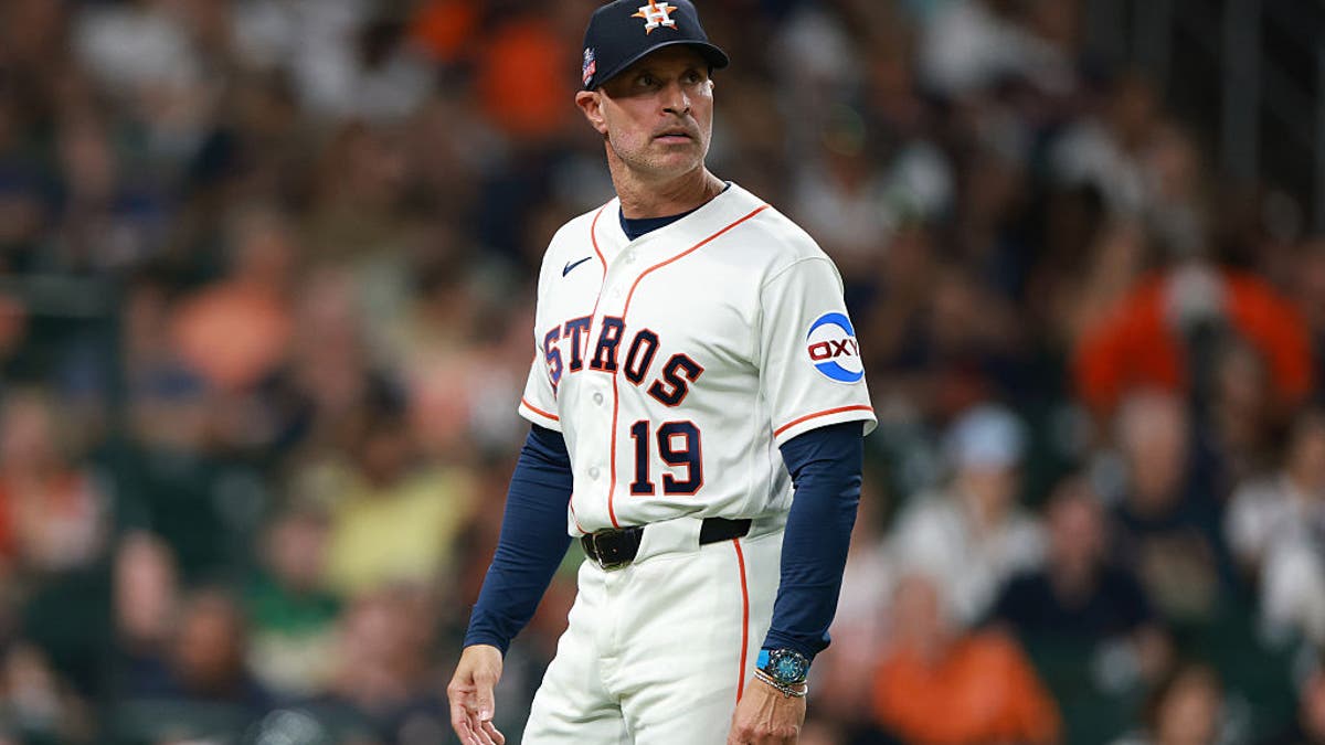 HOUSTON, TEXAS - 22 DE AGOSTO: El entrenador Joe Espada (n.º 19) de los Astros de Houston se dirige al banquillo tras un cambio de lanzador en la sexta entrada del partido contra los Athletics en el Daikin Park el 22 de agosto de 2026 en Houston, Texas. (Foto de Kenneth Richmond/Getty Images)